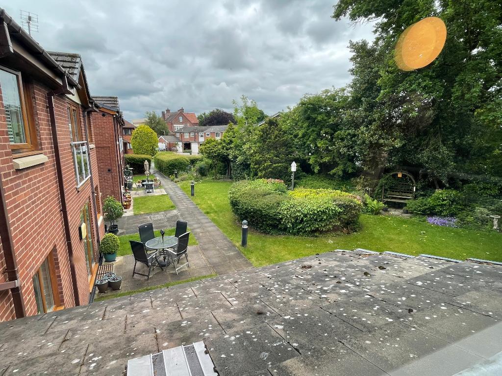 2 Bedroom Flat For Sale in Hampstead Drive, Great Moor, Stockport, SK2